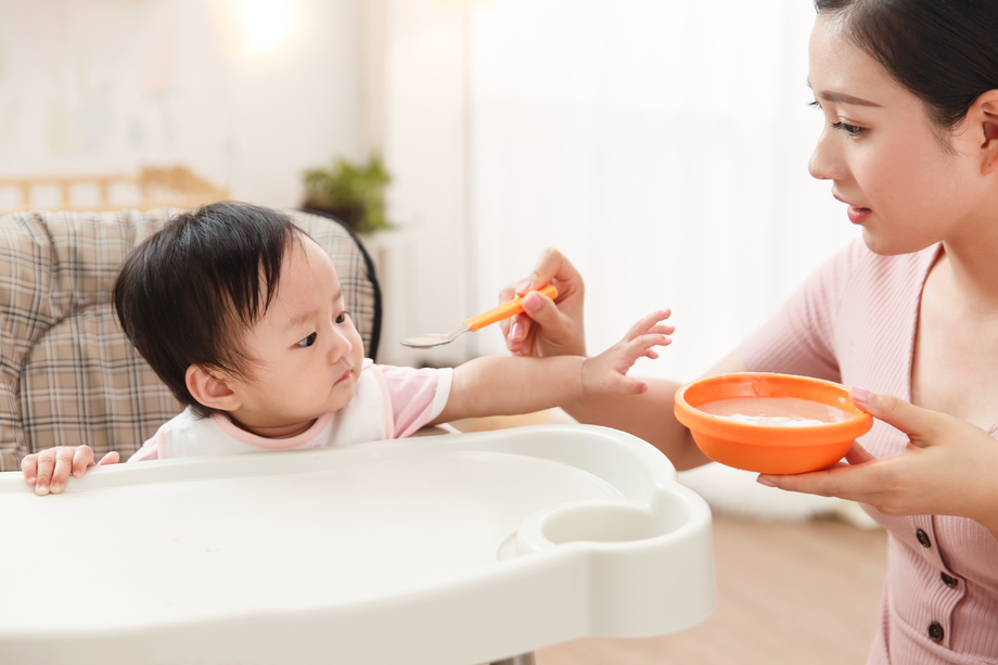 妈妈喂宝宝吃饭照片 妈妈喂宝宝吃饭照片