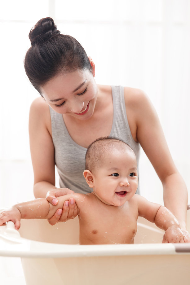 妈妈给宝宝洗澡照片