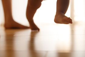 宝宝学走路图片