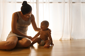 妈妈陪宝宝玩耍