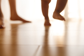 宝宝学走路照片