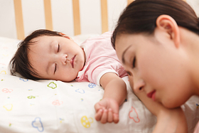 妈妈陪宝宝睡觉