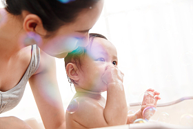 妈妈给宝宝洗澡照片