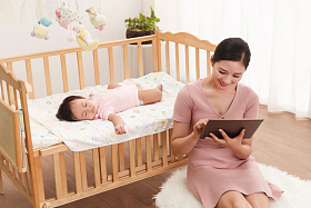 年轻妈妈看平板电脑图片