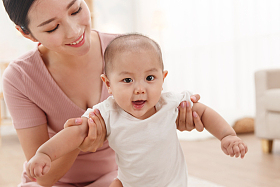 妈妈陪宝宝玩耍