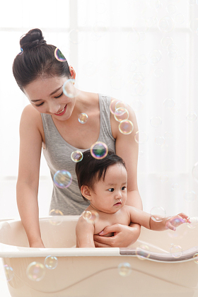 妈妈给宝宝洗澡照片