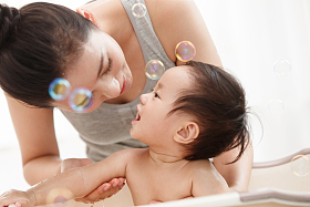 妈妈给宝宝洗澡照片