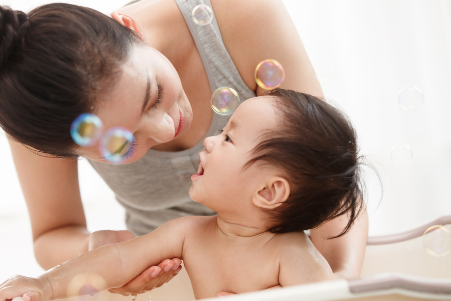 妈妈给宝宝洗澡照片