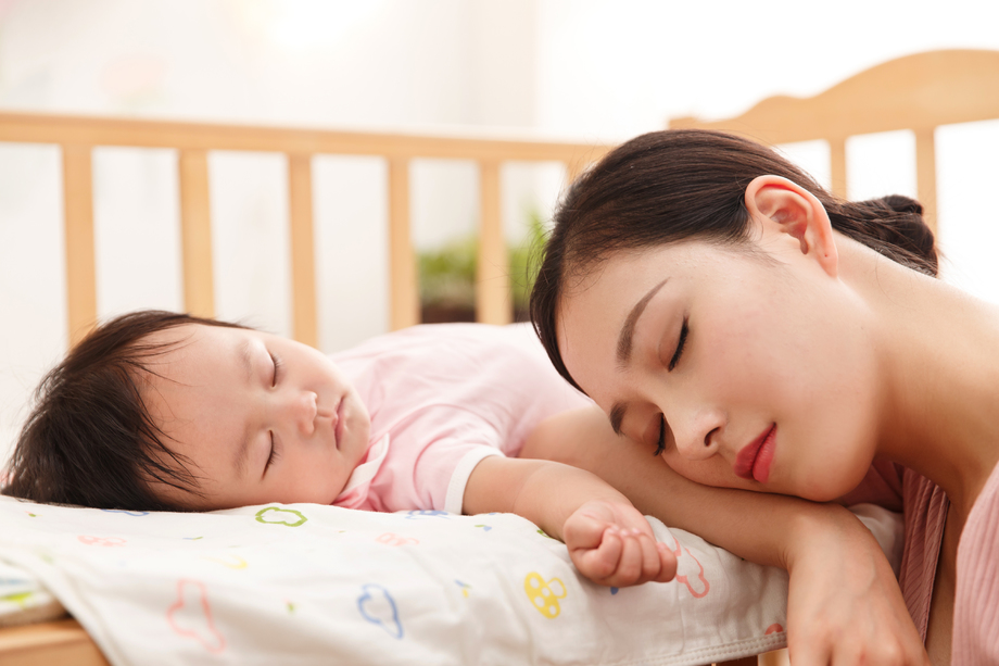 妈妈陪宝宝睡觉照片 妈妈陪宝宝睡觉照片