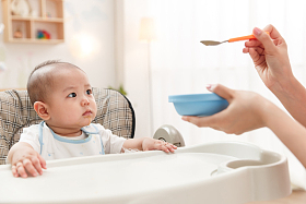 妈妈喂宝宝吃饭图片