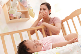 妈妈哄宝宝睡觉