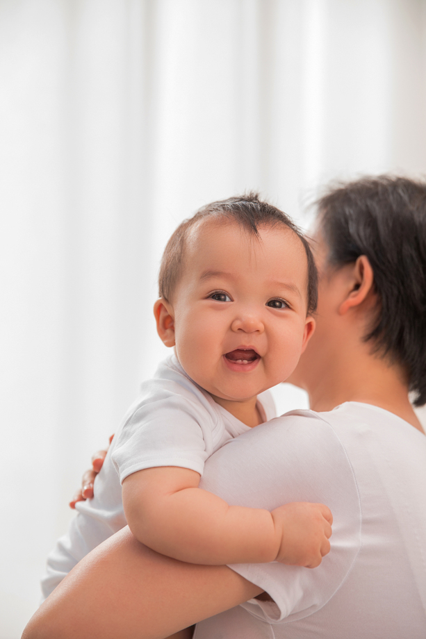 妈妈抱着宝宝 妈妈抱着宝宝
