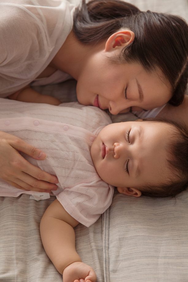 妈妈陪宝宝睡觉照片 妈妈陪宝宝睡觉照片