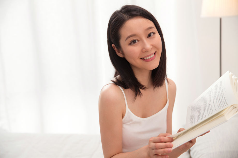 年轻女人看书 年轻女人看书