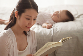 年轻妈妈看书图片