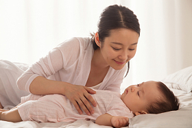 妈妈陪宝宝睡觉照片