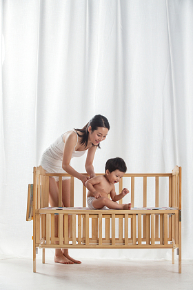 妈妈和宝宝玩耍