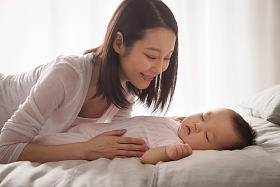 妈妈陪宝宝睡觉照片