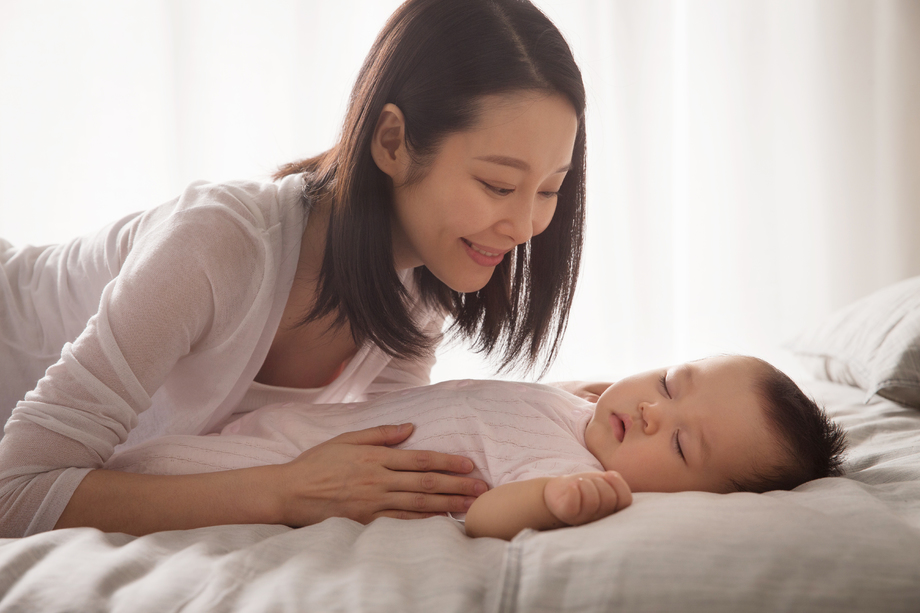 妈妈陪宝宝睡觉照片