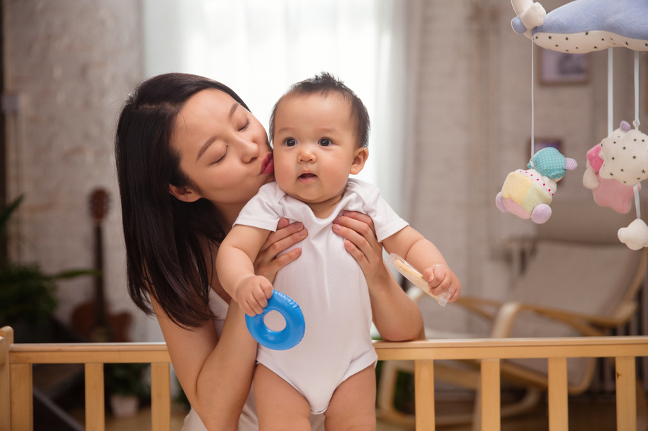 妈妈抱着宝宝 妈妈抱着宝宝