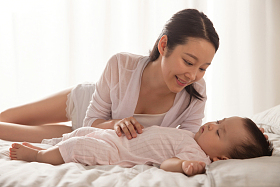 妈妈陪宝宝睡觉照片