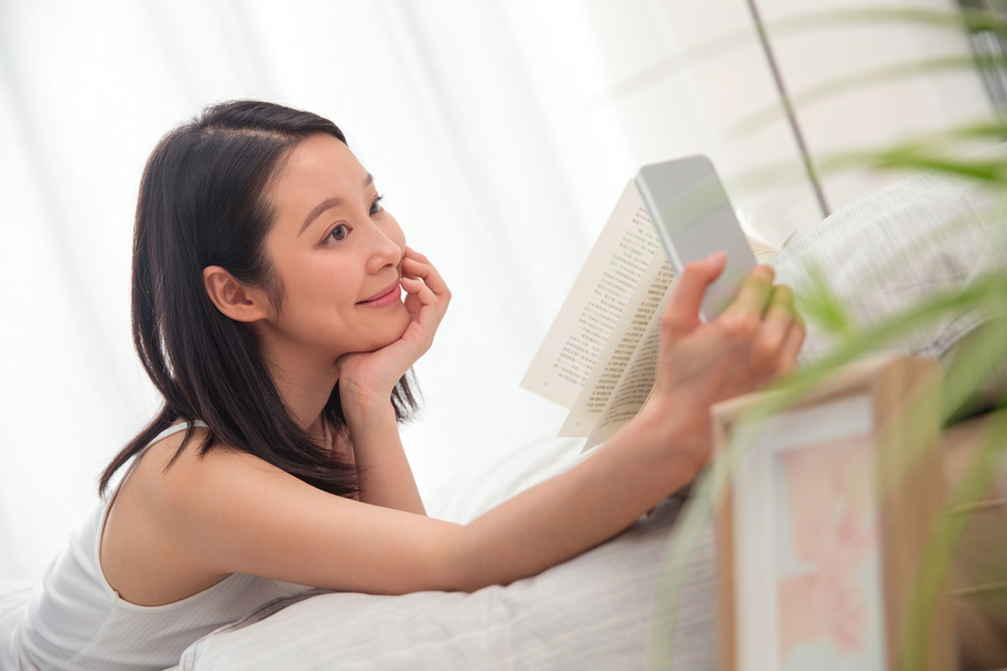 年轻女人看手机图片