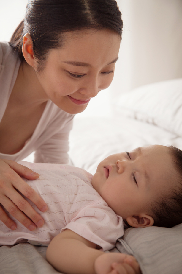 妈妈陪宝宝睡觉照片 妈妈陪宝宝睡觉照片
