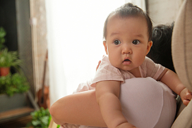 妈妈抱着宝宝图片