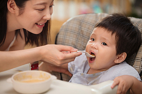 妈妈喂宝宝吃饭照片