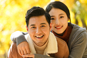 幸福情侣在户外照片