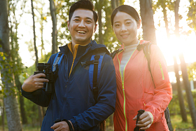 青年伴侣徒步旅