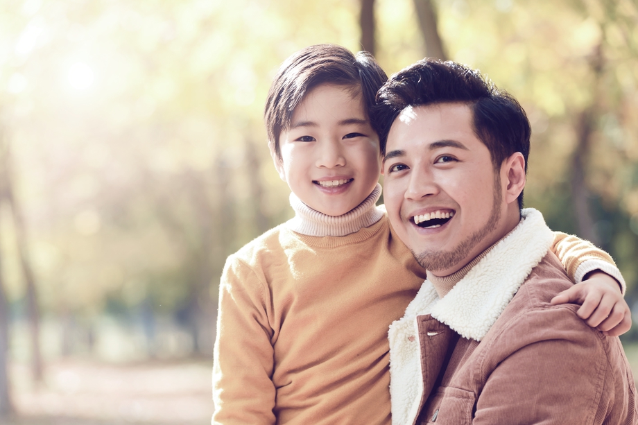 父亲和儿子在户外玩耍图片 父亲和儿子在户外玩耍图片