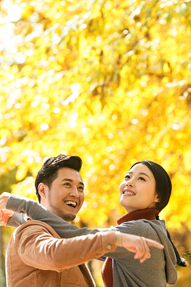 幸福情侣在户外图片