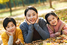 妈妈和孩子在户外玩耍图片