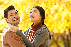 幸福情侣在户外图片