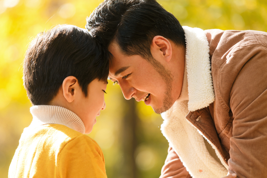 父亲和儿子在户外玩耍 父亲和儿子在户外玩耍