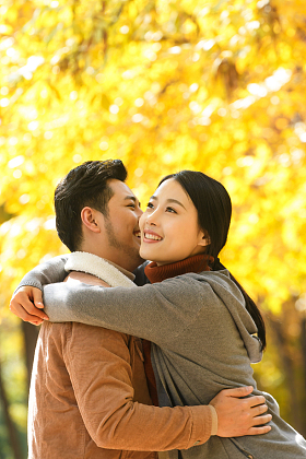 幸福情侣在户外