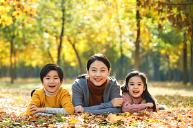 妈妈和孩子在户外玩耍