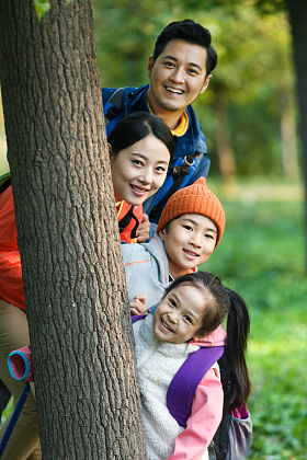 幸福家庭徒步旅