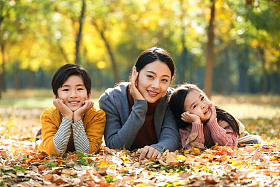 妈妈和孩子在户外玩耍