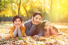 妈妈和孩子在户外玩耍