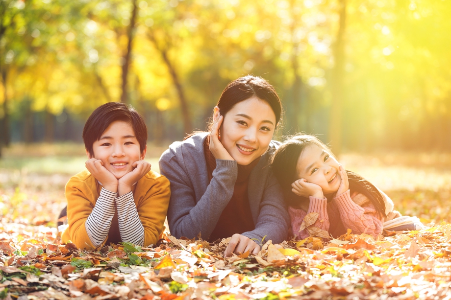 妈妈和孩子在户外玩耍