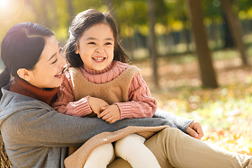 妈妈和女儿在户外玩耍