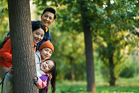 幸福家庭徒步旅