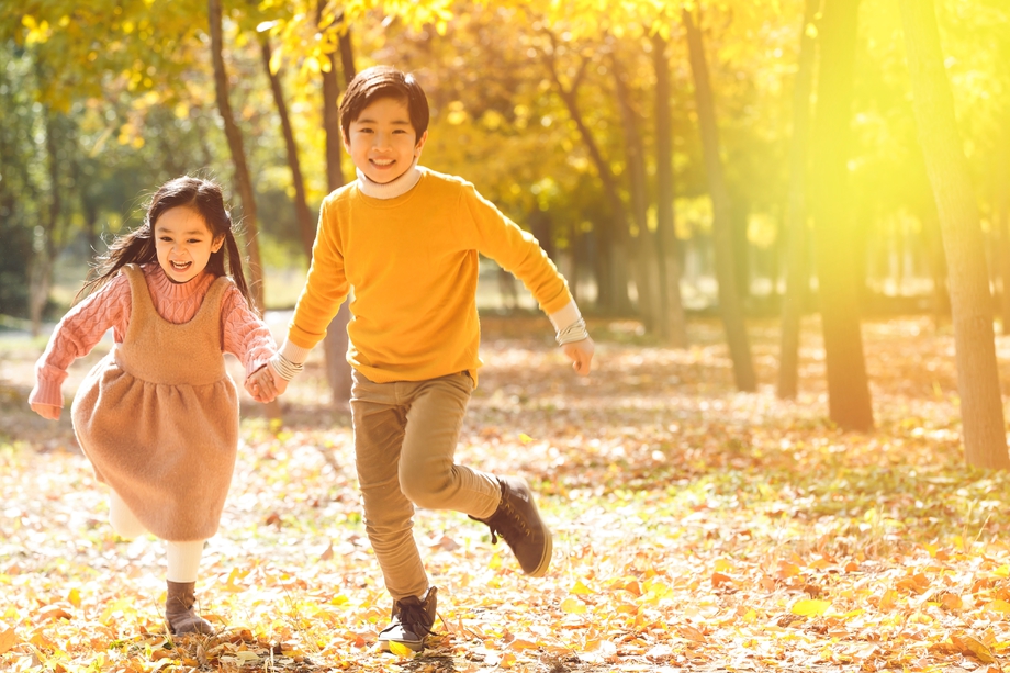 快乐儿童在户外奔跑 快乐儿童在户外奔跑