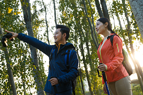 青年伴侣徒步旅行图片