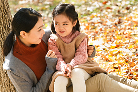 妈妈和女儿在户外玩耍照片