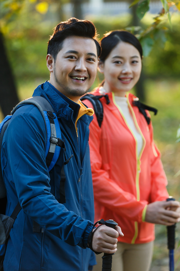 青年伴侣徒步旅