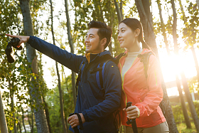 青年伴侣徒步旅行图片