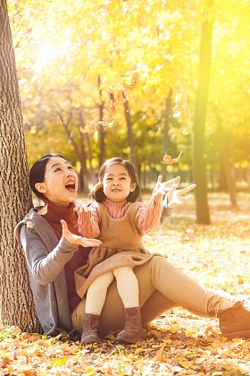 妈妈和女儿在户外玩耍图片